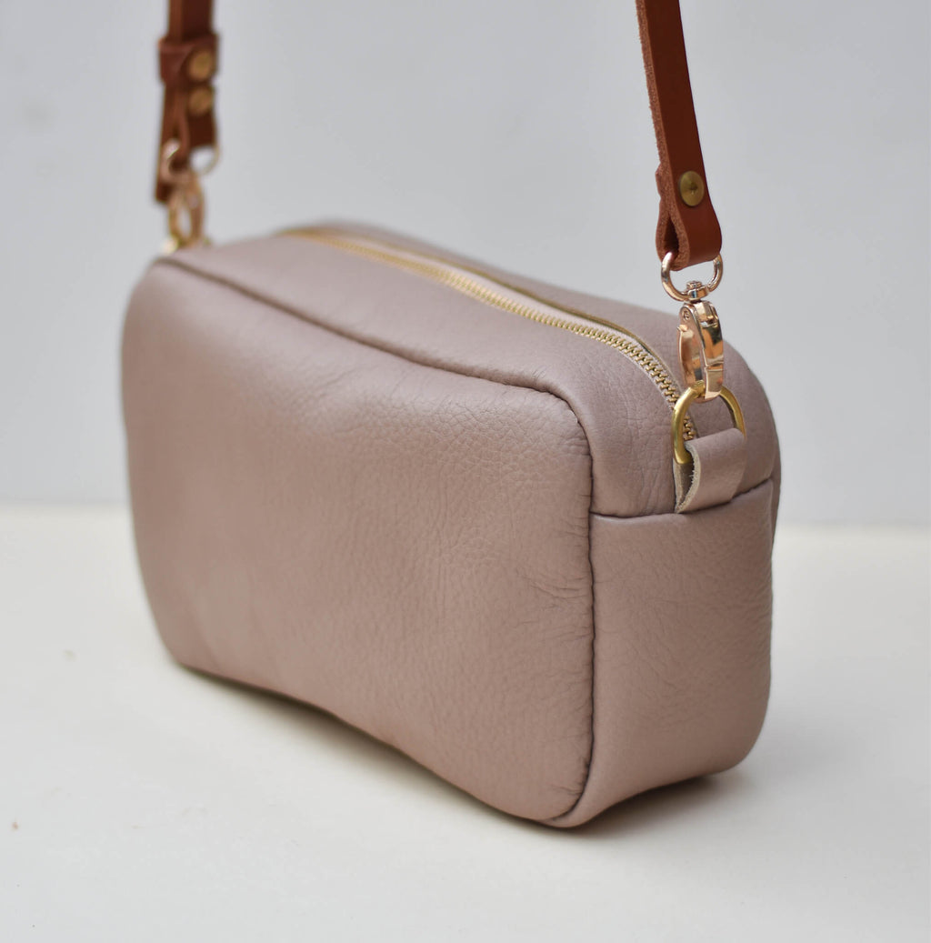zipped leather handbag in beige with brown strap